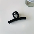 Détail d'une pince à cheveux noir mat avec un design français torsadé sur blanc - Noir Brillant-Moyen Droit-Boucle Papillon (9cm)