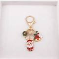 Détails d'un porte-clés de Noël doré avec pendentifs en émail Père Noël et couronne - Style 2-Père Noël Cloche Couronne