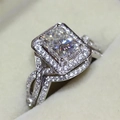 Anillo de lujo con piedra corte esmeralda cuadrada y banda trenzada pavé plateada - US 6 / Oro blanco