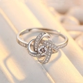 Anello in argento classico con design intrecciato e pietra moissanite a taglio brillante - Stile Quadrifoglio Intrecciato (Argento) (NJZ-09)