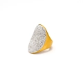 Dettaglio anello largo in acciaio inossidabile dorato con pavé di diamanti ovali lucidi - US 6 / Oro Bianco Zircone