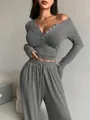 Detalle del conjunto de punto acanalado gris oscuro con top estilo Henley y pantalón de lazo - S / gris oscuro