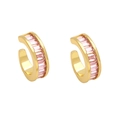 Detailansicht goldene Ohrmanschette mit rechteckigen rosa Zirkonia-Steinen - Rosa