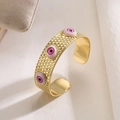 Detail eines 18K vergoldeten Armreifs mit rosa bösen Augen und kreisförmiger Textur - Gold Rosa Böser Blick (31280)