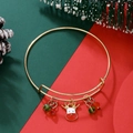 Gros plan du bracelet de Noël doré ajustable avec pendentif renne et perles festives - Renne (D1352)