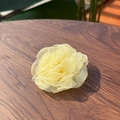 Handgefertigte gelbe Organza-Blumen-Haarklammer auf Holzoberfläche mit Naturhintergrund - Gelbe Rose Organza Entenschnabel-Haarspange / Gelb