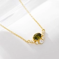 Elegante s925 Goldhalskette mit ovalem olivgrünem Zirkon Anhänger auf weißem Grund - Gold
