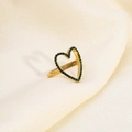 Detailaufnahme von 18K vergoldetem Herzring mit grünen Steinen auf weißer Seide - Verstellbar / Grüner Zirkonia-Stil (YYR023047-G)