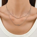 Detail van een dubbele zilveren ketting met een fijne kralenketting en kruishanger - Zilver (K-014)