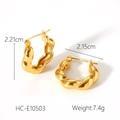 Dettaglio orecchini a cerchio ritorti in oro 18K, dimensioni 2,2cm e peso di 7,4g - Orecchini a Cerchio Intrecciati Dorati (HC-E10503)