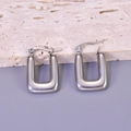 Detail von silbernen sichelförmigen Ohrringen mit polierter Oberfläche und Klappverschluss - E105/Rechteckige U-Form / Silber