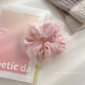 Chouchou rose en organza double couche avec motifs marguerites et texture moelleuse - Chouchou Grand Rose