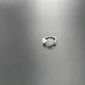 Nahaufnahme eines silbernen Zweigrings mit weißen Blüten und blattförmigen Kristallen - Offener Ring / Silber