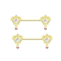 Dettaglio ravvicinato di piercing al capezzolo dorati con opale e pendenti a cuore rosa - Piercing Capezzolo Pietra di Luna Cuore Retro Oro (#22)