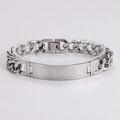Macro-opname van zilveren roestvrijstalen Cubaanse kettingarmband met Grieks meanderpatroon - Zilver Griekse Sleutel Holle Stijl
