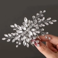 Detalle de una peineta de novia plateada con pedrería brillante y diseño floral de aleación - Plateado