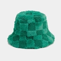 Dettaglio del cappello alla pescatora in peluche verde con motivo a scacchi strutturato - M / Verde