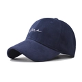 Dettaglio del cappellino da baseball blu scuro con ricamo corsivo 'me' bianco - Regolabile / Blu navy