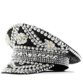Détail d'un chapeau de capitaine de mariée avec perles blanches, strass et fleurs pailletées - Réglable / Noir