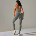 Détail d'un ensemble de yoga vert sauge sans couture avec brassière croisée et legging - L / Entrecroisé Soutien-Gorge + Leggings Ensemble / Entrecroisé-Gris Foncé