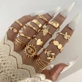Nahaufnahme eines goldenen Ring-Sets mit minimalistischen Mustern und Perlen - Schmetterling Künstliche Perle Gold Set (24412-gold)