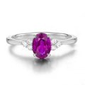 Anello d'argento con gemma ovale fucsia e piccoli diamanti su sfondo bianco puro - Ametista