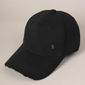 Détail d'une casquette en toile noire avec bord usé vintage et badge métallique - M (56-58cm) / Noir