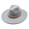Detailansicht grauer Fedora-Hut aus Wollfilz mit auffälliger goldener Gliederkette verziert - M (56-58cm) / Nur Hut / Grau