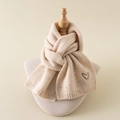 Écharpe en tricot beige pour enfants avec broderie cœur sur mannequin en bois - Écharpe / Blanc Cassé