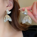 Dettaglio orecchini a coda di pesce argento con finitura spazzolata e vestibilità - Orecchini a Pendolo Coda di Pesce - Argento