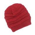 Detalle de gorro de punto rojo con textura acanalada y forro de satén antiestático - Burdeos
