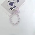 Detailansicht eines lila Schmetterlings- und Blumen-Perlenanhängers mit silbernem Karabiner - Lila