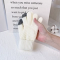 Winter cream knit gloves with gray three-finger touchscreen tips and ribbed cuffs - Touchscreen Pineapple Pattern White