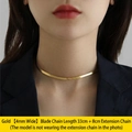 Collana a serpente piatta dorata da 4mm con estensione da 33cm più 8cm indossata da modella - Larghezza 4mm Lunghezza 33+8cm (DX087)