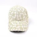 Dettaglio della morbida texture in peluche con stampa leopardata del berretto - Leopardo Verde