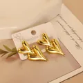 Goldene herzförmige Edelstahl-Ohrstecker mit Hochglanzfinish auf Display-Karte - Gold Stapelbares Herz (33)