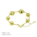 Dettaglio del bracciale placcato oro 18k con perle da 12mm e catenella di estensione regolabile - Perline a Sfera Sfaccettate (DB240904-A) / Oro Stile A