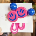 Détail de chouchous rose avec smiley et perles bleues sur carte de support - Rose Rouge