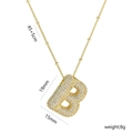Makroaufnahme der 18K vergoldeten Halskette mit Buchstaben-B-Anhänger und Zirkonia - Gold Perlenkette - B