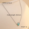 Dettaglio macro della collana in acciaio con pendente triangolare in opale verde da 40+5cm - Ciondolo Triangolare (NMSN-E718-2) / Oro 18K / Argento
