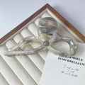Gros plan sur une grande pince à cheveux en acétate marbré dans un coffret à bijoux - 6# Gris