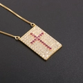 Collana a croce dorata con micropavé di pietre rosse e trasparenti su fondo nero - Stile Rettangolare in Zircone Rosso e Bianco Placcato Oro Reale (NF03-10) / Oro/Rosso
