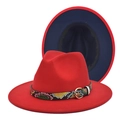 Détail du chapeau fedora rouge avec bord bleu marine et ceinture chic à boucle dorée - M (56-58cm) / Rouge et bleu marine