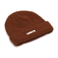 Détail de la maille côtelée et de la broderie blanche TOMMYRI sur le bonnet marron - Taille unique / Brun Foncé