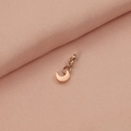 Colgante de luna creciente en oro rosa con cierre de langosta sobre tela rosa - Colgante de Media Luna (Con Cierre de Langosta) / Oro rosa