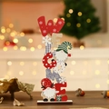 Gros plan d'un panneau de bienvenue de Noël en bois avec nains et décorations - WELCOME