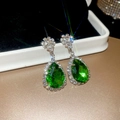 Gros plan d'élégantes boucles d'oreilles goutte vert émeraude avec halo de diamants sur velours - 39# Tige en argent - Vert - Style goutte d'eau
