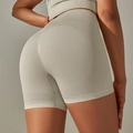 Dettaglio degli shorts da yoga senza cuciture a vita alta con texture scrunch e mesh traspirante - Grigio chiaro