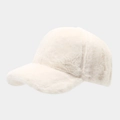 Primer plano de la textura de felpa de esta gorra de béisbol de invierno en piel sintética - Ajustable / Beige
