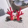 Pinza para el pelo con astas de reno de Navidad con piñas y bayas sobre punto blanco - Par de Astas Rojas Con Piñas